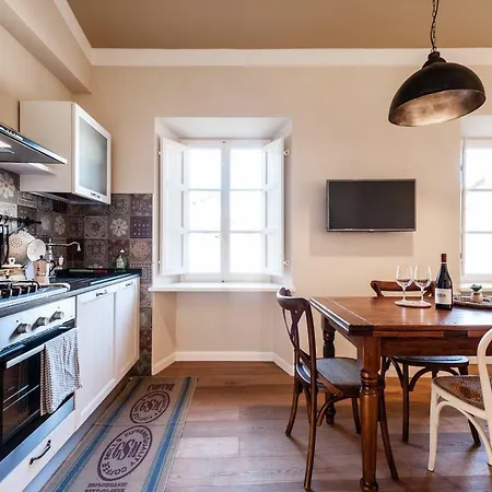 Affordable With A View - Heart Of Lucca, 2 Baths, 3 Smarttv Apartment *